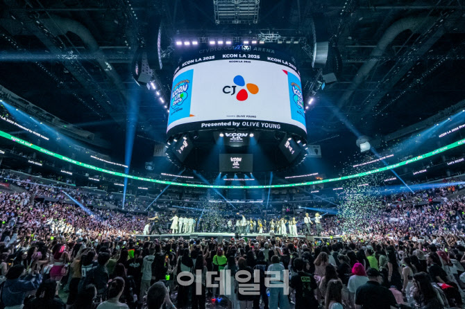 "8월 1일은 KCON의 날"…LA가 인정한 CJ ENM 케이팝 축제