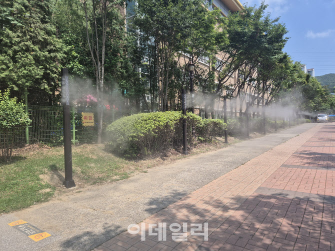 하루 151km 도로 적시는 살수차, 용인시의 폭염과 사투