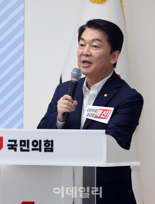 안철수 "개미들 증시서 휴가비 날렸는데…李대통령은 휴가라니"