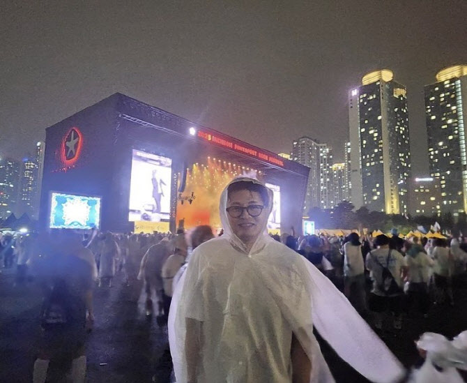 ‘돌돌이’ 하던 한동훈, 락 페스티벌서 포착…우비 입고 미소
