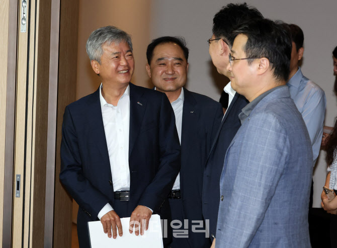 [포토]밝게 웃으며 대미 통상전략 라운드 테이블 입장하는 이인호 부회장-정철 원장