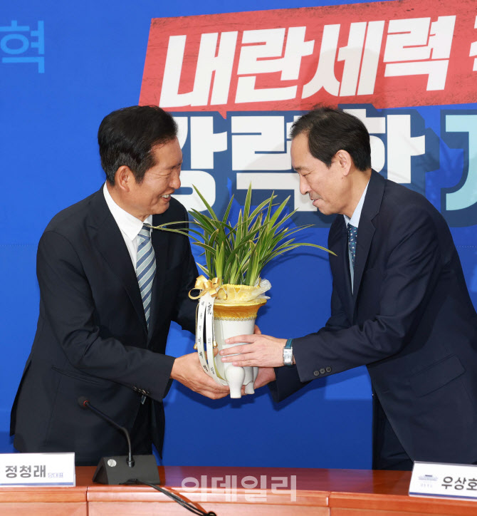 [포토]이재명 대통령 축하난 받는 정청래 신임 당대표