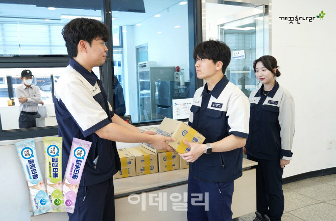 깨끗한나라, 온열질환 예방 위해 청주공장 임직원에 쿨링타올 지급