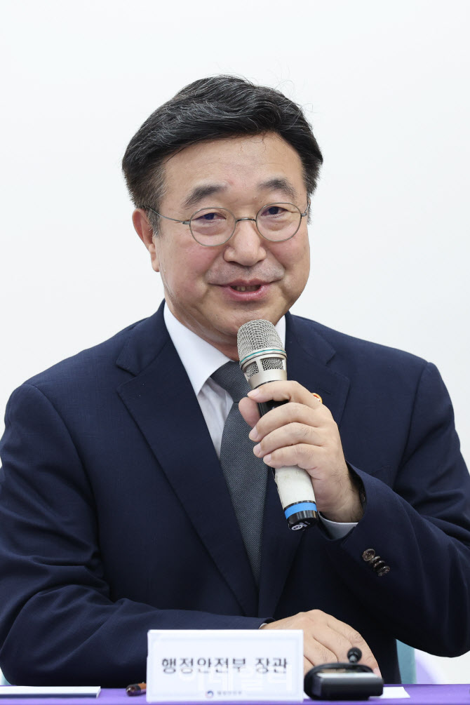 [포토]윤호중 행정안전부 장관  별들의 집 방문