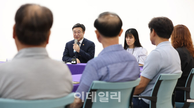 [포토]윤호중 장관, 별들의 집 방문해 참사 유가족 위로