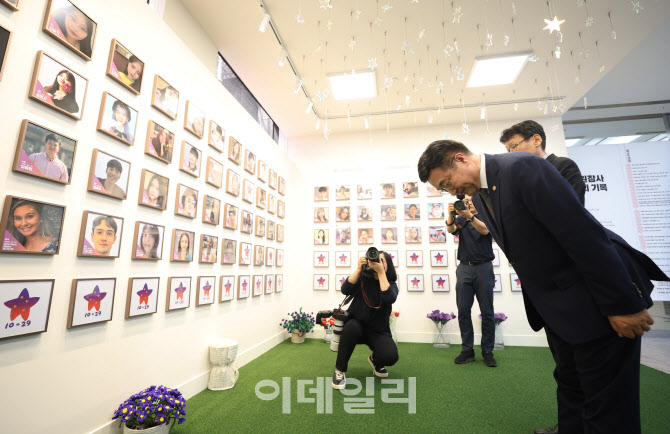 [포토]윤호중 장관, 이태원 참사 희생자들 위해 묵념