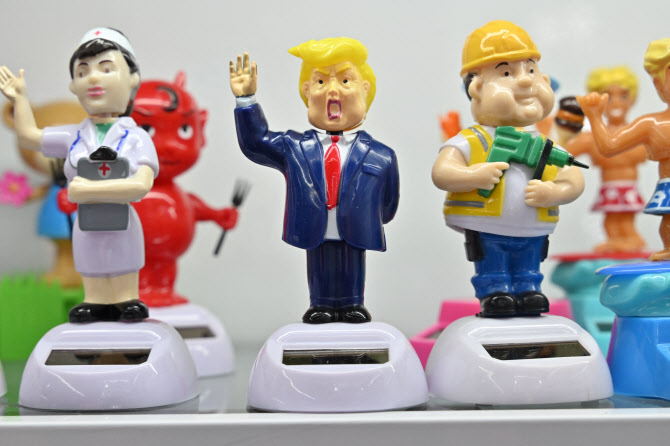 "크리스마스 인형 2개만 사줘라"…트럼프의 예언 현실이 됐다