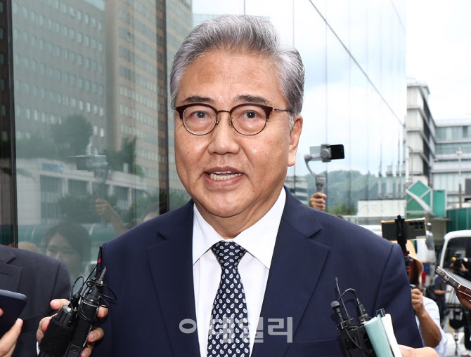 특검, 박진 前장관 7시간 조사…尹부부 우크라 방문 경위 추궁