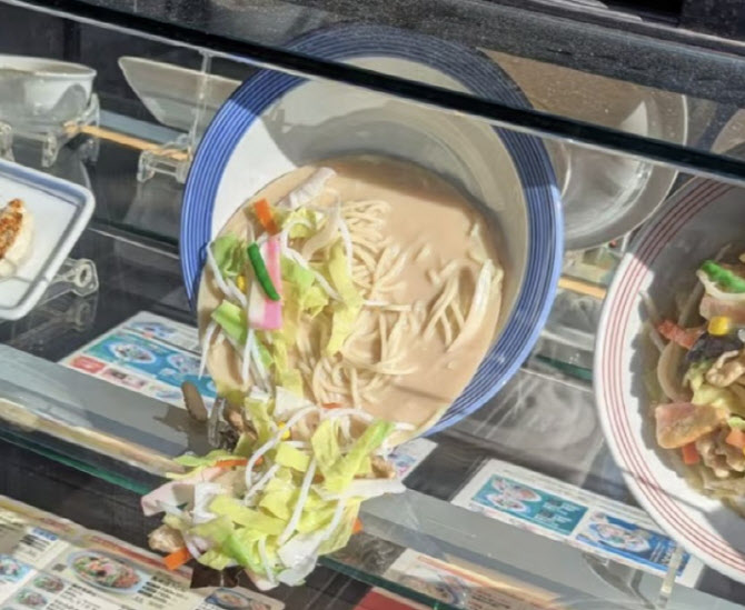 라멘 모형도 녹았다…일본 42도 재해급 폭염에 “여행 취소”