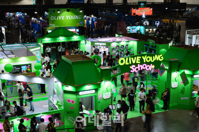 K뷰티로 美 달군 CJ올리브영…KCON 부스 ‘북적’