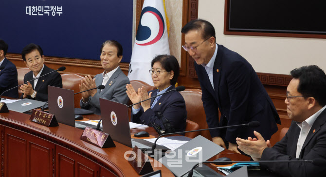 [포토]인사하는 김윤덕 국토부 장관