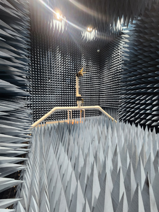 中企 장치 성능 검증하고, 이통사 미래통신 실증···전파진흥협회 송도 시설 가보니