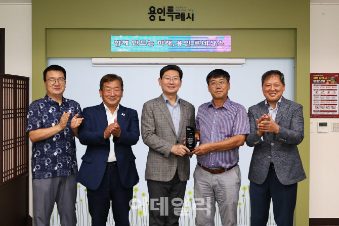 "각별한 관심에 큰 힘" 이상일 용인시장, 화훼업계로부터 감사패
