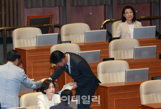 [포토]'필리버스터 마친 노종면 의원 바라보는 이진숙'