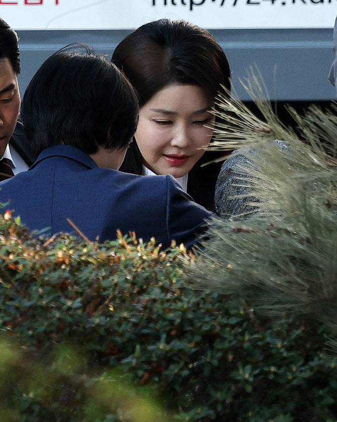 [속보]김건희 여사, 오전 9시 30분께 자택서 특검 출발