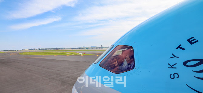 [포토]이학재 사장, 기내에에서 제2활주로 안전성 점검