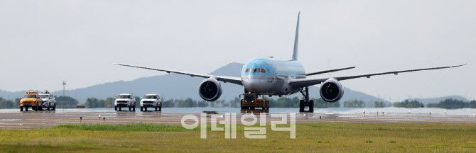 [포토]항공기 인천국제공항 제2활주로에 진입