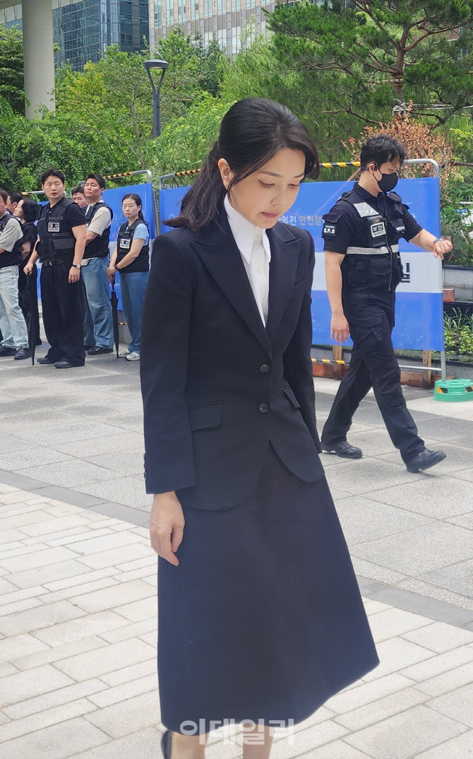 [속보]김건희 "아무것도 아닌 사람이…진심으로 죄송"