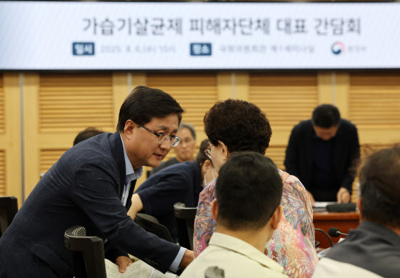 가습기살균제 유족 만난 환경장관 “피해자 중심 제도 개선 추진”