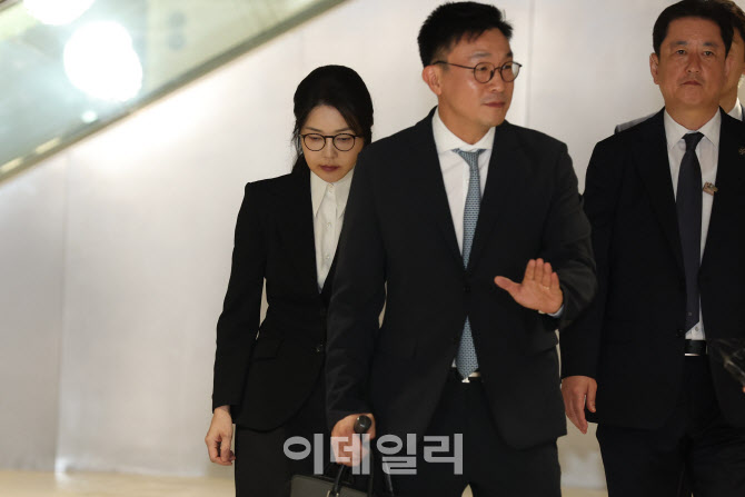 [포토]김건희 여사, 조사 마치고 묵묵부답으로 이동