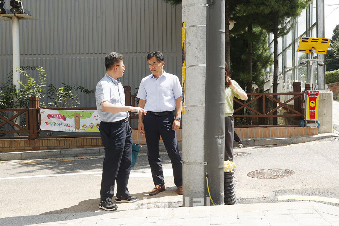 [포토] 이기재 양천구청장, 전신주 신속한 이설 실시