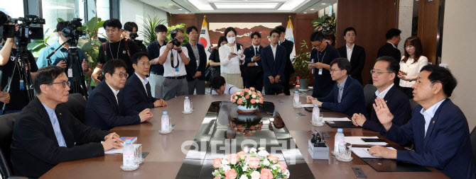 [포토]한국은행 방문한 구윤철 경제부총리