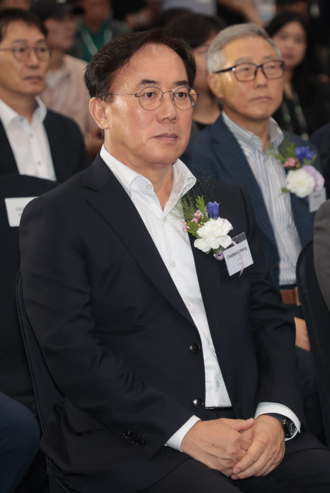 LGD 정철동 "OLED 미래 무궁무진…끊임없이 진화"