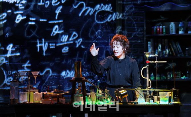 [포토]뮤지컬 '마리퀴리'에서 열연하는 박혜나