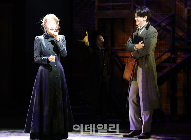 [포토]뮤지컬 '마리퀴리'에서 열연하는 김려원-차윤해
