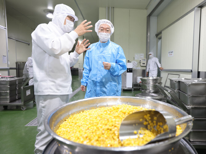 대미수출 식품기업 찾은 관세청장 “FTA 효과 여전…경쟁력 뒷받침 노력”