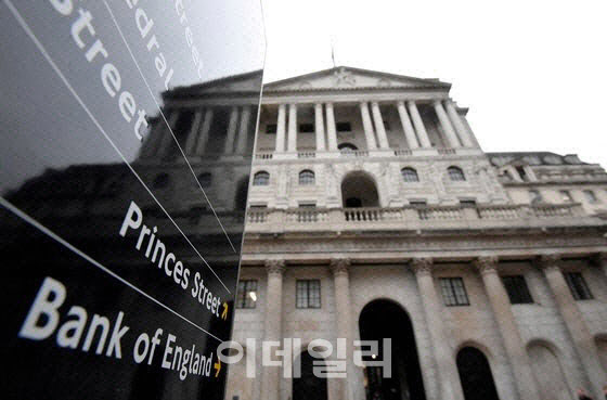 영란은행, 기준금리 0.25%p 내린 4%로...경기 침체 우려