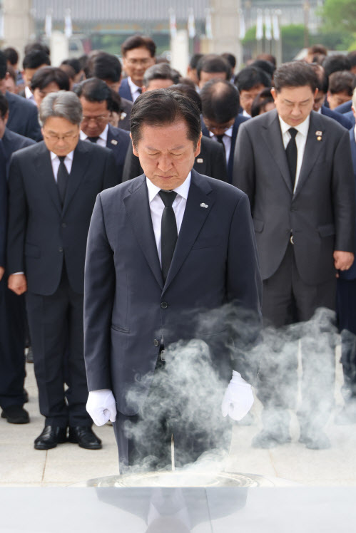 '5.18묘역 참배' 정청래 "내란 단죄 없인 尹같은 독재자 또 나올것"