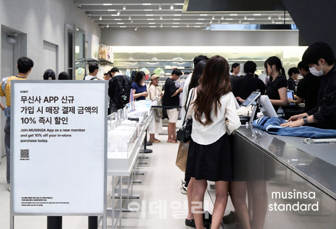 "O4O 효과" 무신사 스탠다드, 앱 신규 가입자 2배 '쑥'
