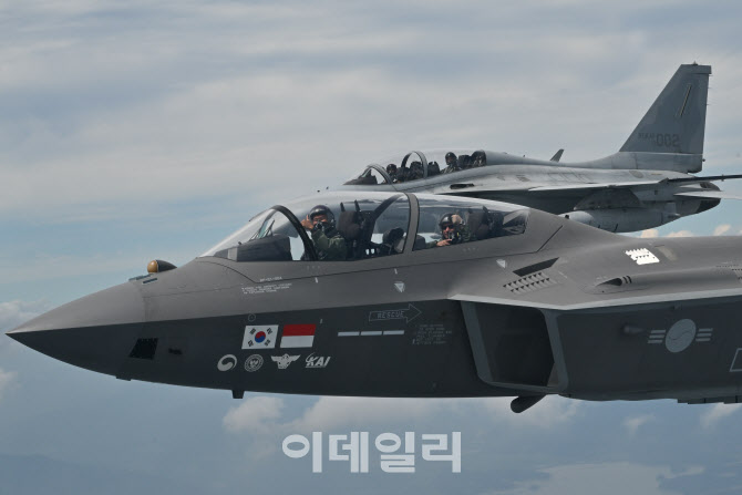 KF-21 공대지 능력 1년 앞당겨 개발…3조원 어치 '시호크' 추가 도입