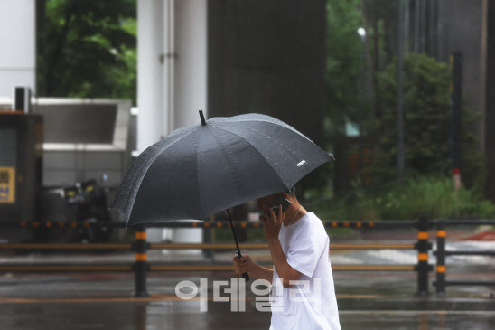 이번 주말 전국 '흐림'…남부지방에 최대 150㎜ 빗방울[오늘날씨]