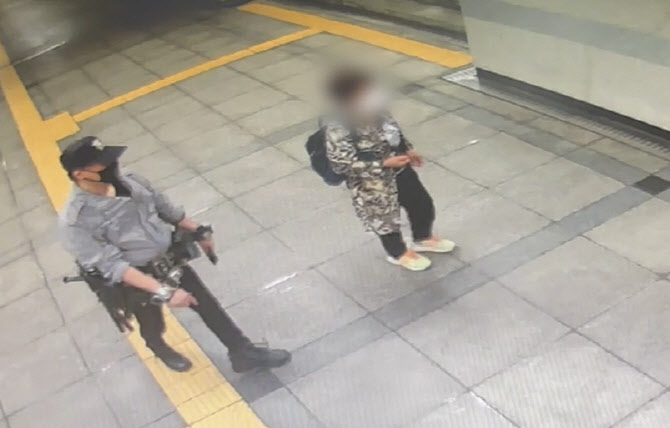 "해외 직구로 구매"…가짜 경찰복 차림으로 활보한 남성 검거