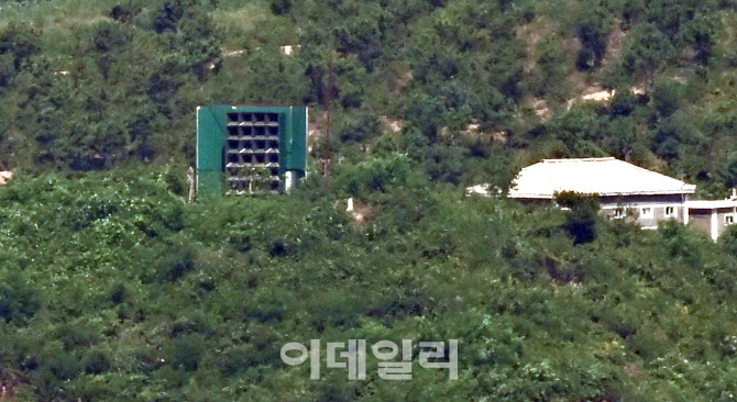 [포토]북한군, 대남 확성기 철거 시작
