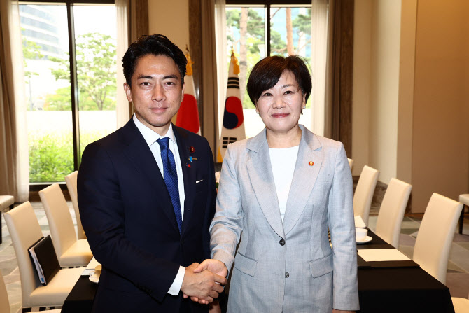 송미령·고이즈미, 7년만에 한일 농업장관 양자 면담