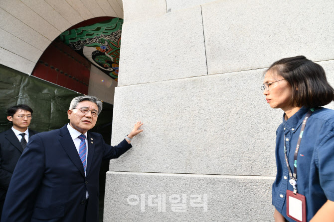 경복궁 '트럼프 대통령' 낙서 제거 완료…1주일간 모니터링