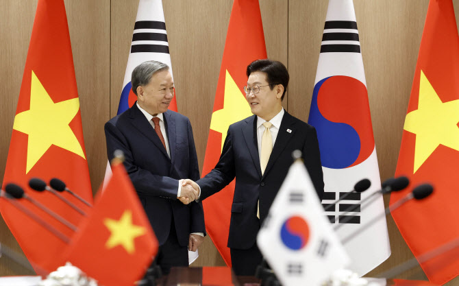 한·베 정상, ‘시장 개방·공급망 협력’…美 보호무역주의 속 연대