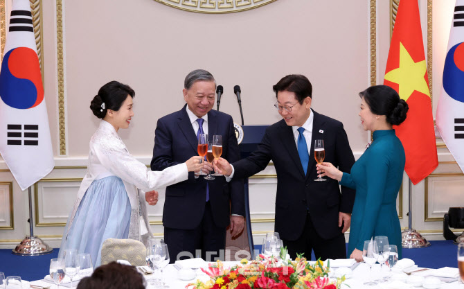 李대통령, 국빈만찬서 “한강의 기적, 베트남과 홍강의 기적으로”