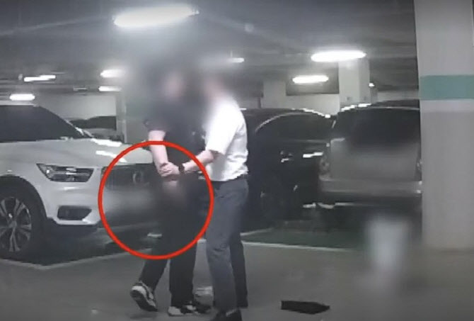 “머리에 구멍 내줄까” 주차 시비에 ‘권총’ 꺼낸 20대, 알고 보니