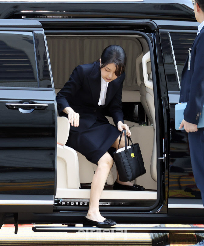 [포토]김건희 법원 출석, '검정 치마정장, 낮은 플랫슈즈'