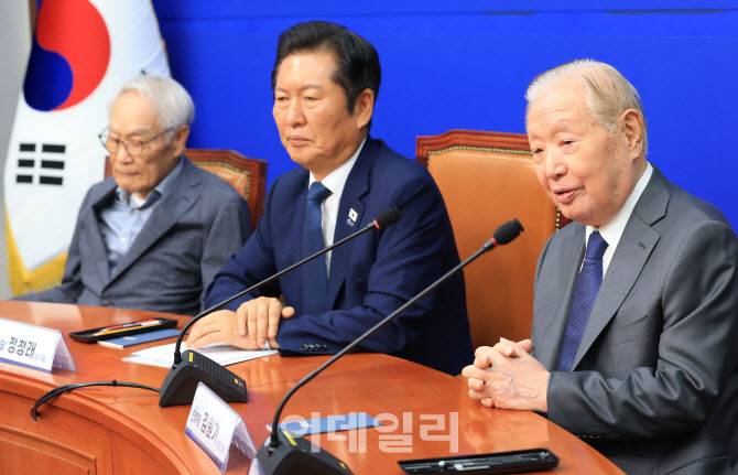 [포토]상임고문단 간담회, '발언하는 김원기'