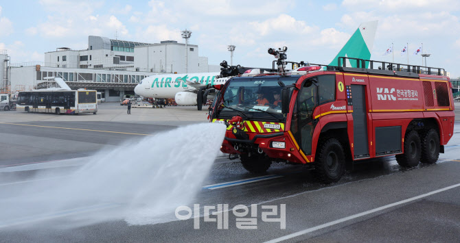 [포토]김포공항, '폭염 속 계류장 살수작업'