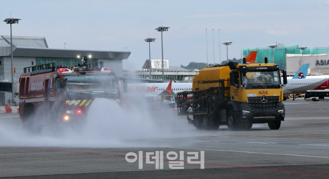 [포토]김포공항, '계류장 살수작업...항공기 운항 안정성 확보'