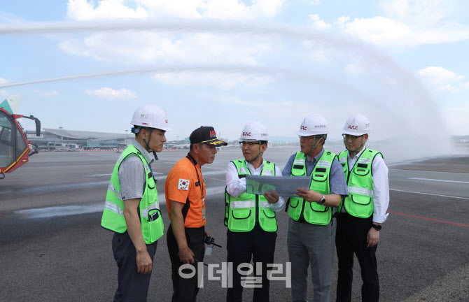 [포토]이정기 사장직무대행, '폭엄 대비 살수작업 현장 점검'