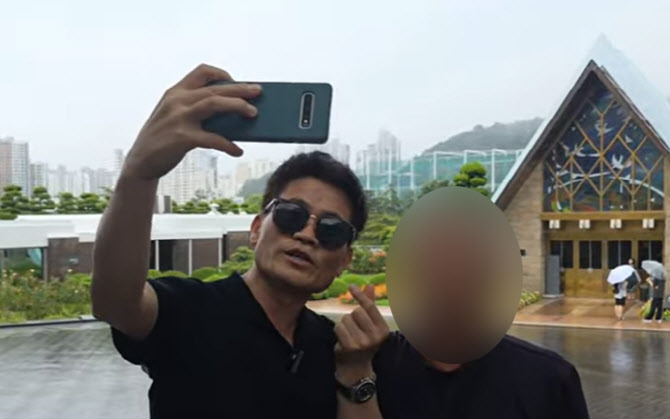 "저는 들어갈 수 없다"…전한길, '전대 출입금지'에도 부산 갔다