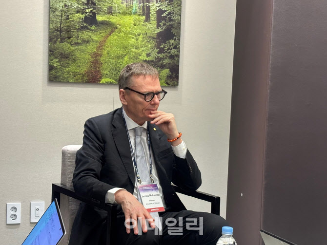 노벨상 로빈슨 "韓 AI 선도국 의문…'중동 붐'처럼 기회 찾아야"