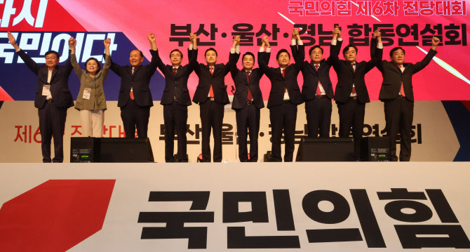 한 발 물러선 전한길…친길 vs 반길 갈등 여진은 계속